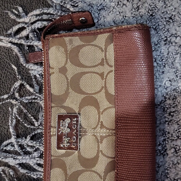 Coach Clutch - Picture 4 of 12